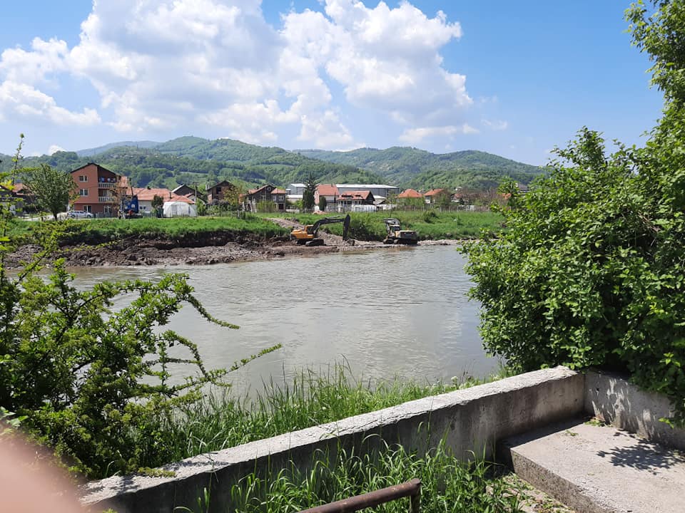 Nakon završetka radova na uređenju ušća Zgošće počeli radovi na izgradnji obaloutvrde na novoj dionici lijeve obale rijeke Bosne nizvodno od Mosta mladih