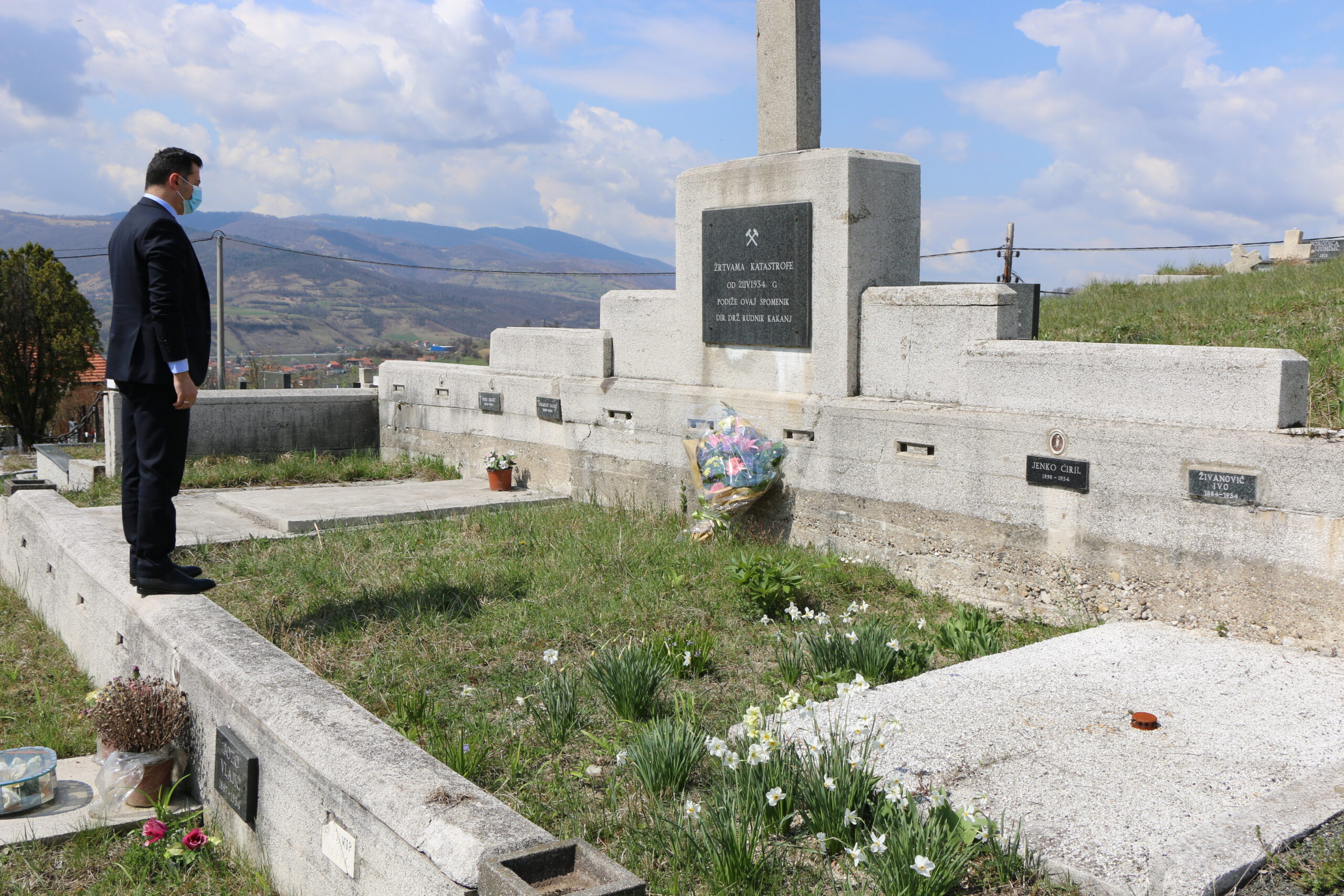 Posjeta zaboravljenom spomeniku: Načelnik Bajtarević položio cvijeće na spomenik  kakanjskim rudarima tragično stradalim na današnji dan 1934. godine