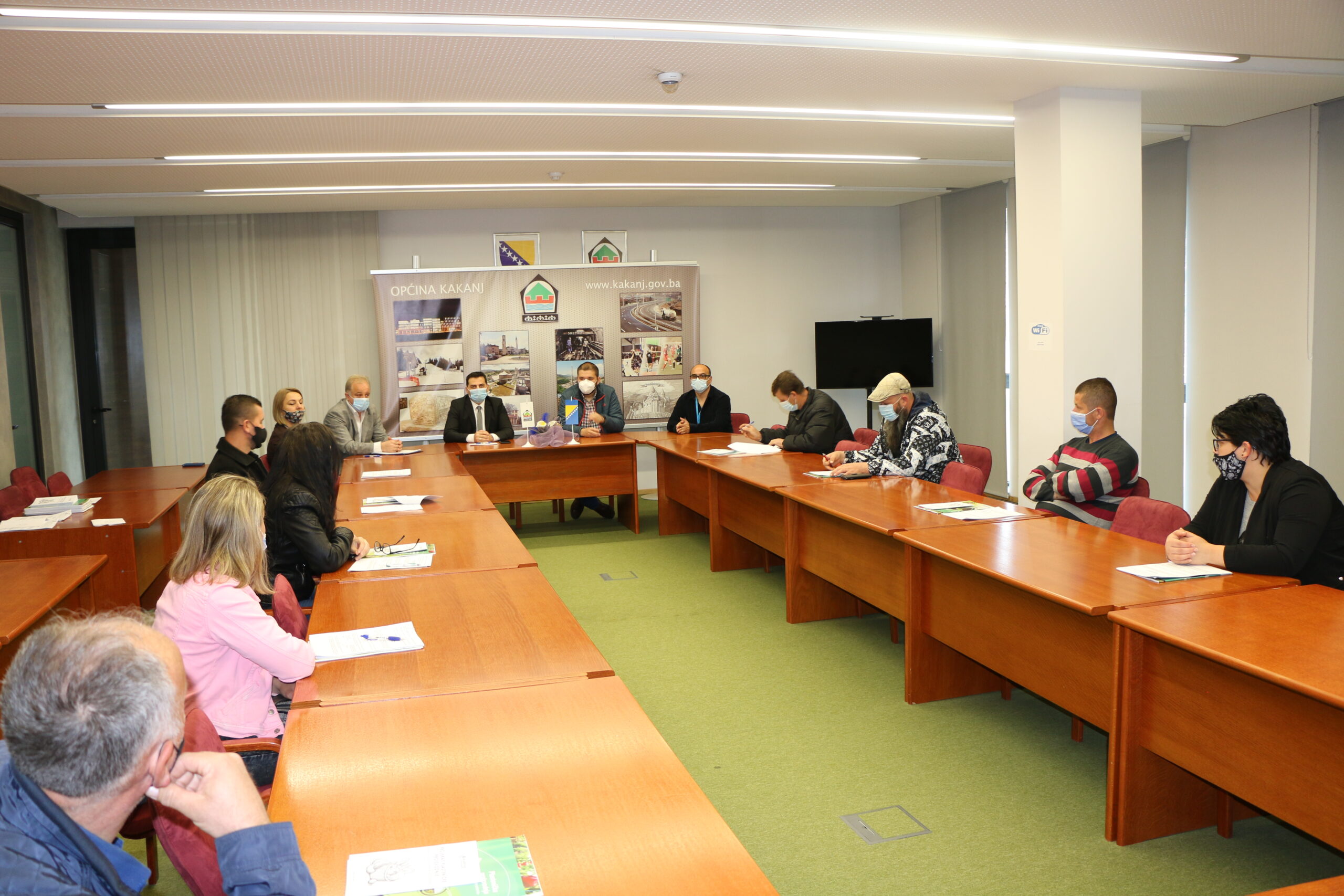 Zajednički projekat Općine Kakanj i NVO “Muslim Aid”: Potpisani ugovori o dodjeli plastenika za 20 korisnika s područja Kaknja